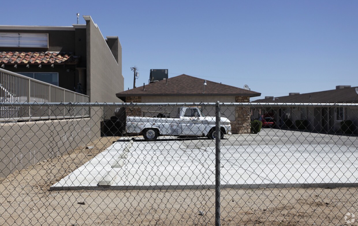 Foto del edificio - 15392 Bear Valley Rd