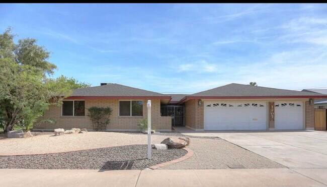 Interior renovado en 2019. - 1207 E Loyola Dr