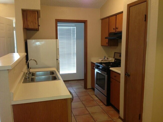 Foto del edificio - 3221 Darnell Dr