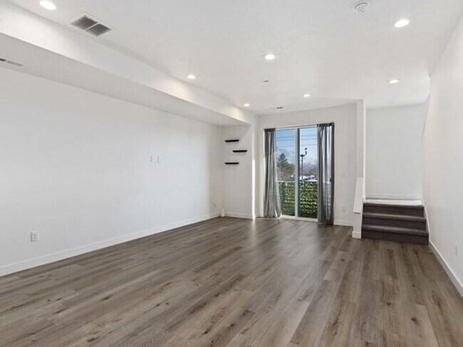 Building Photo - Downtown Beautiful 4 bed, 4 bath town-home