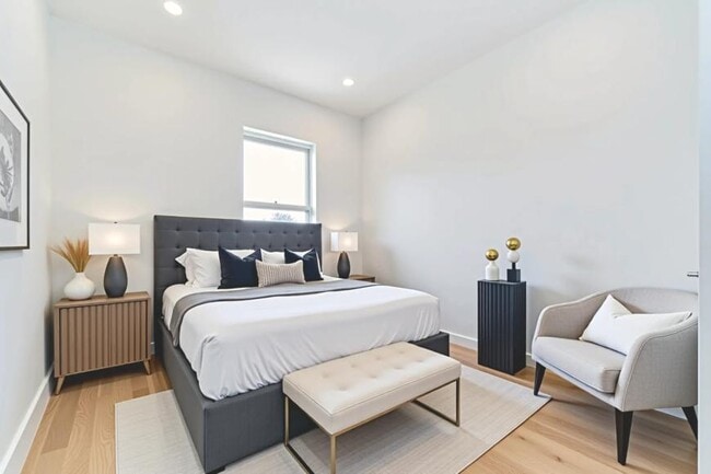 Building Photo - 3 bedroom in JACKSON HEIGHTS NY 11372