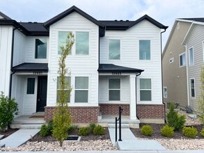 Building Photo - 13983 Middle Ridge Ln