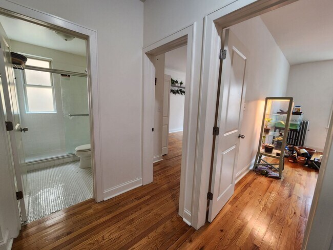 Foto del edificio - Large 2-bed/2-bath Apartment With Updated Kitchen and Large Living Room