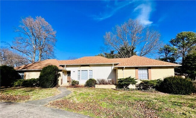 Building Photo - 1307 W Birch Dr