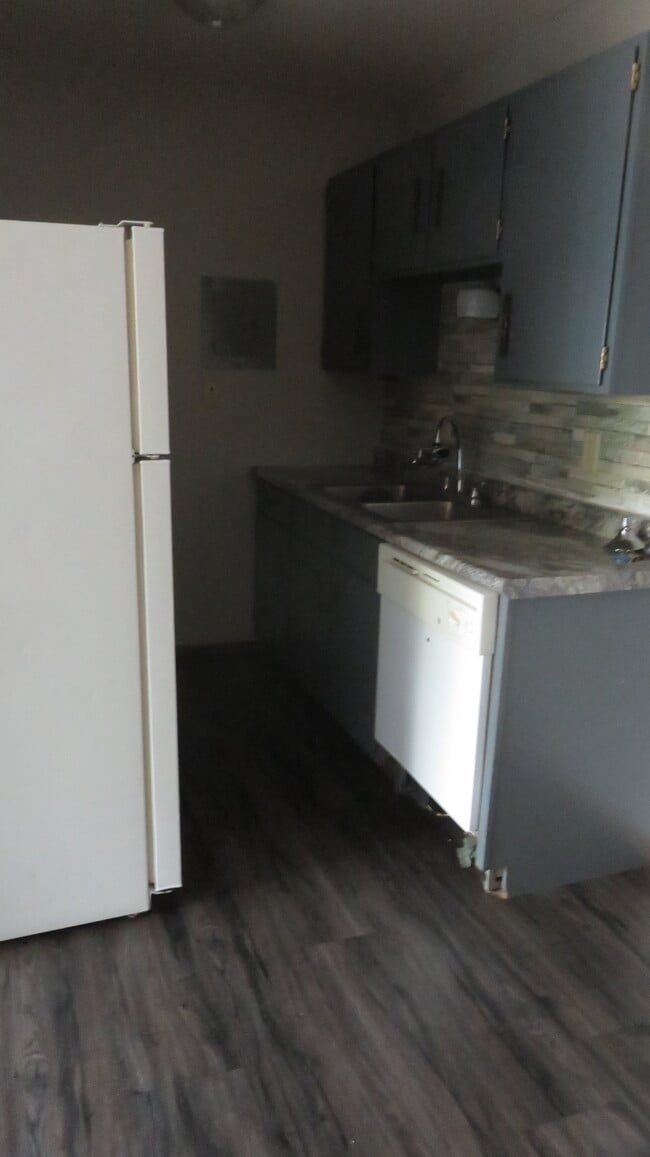 cocina con lavavajillas - Parkview Apartments