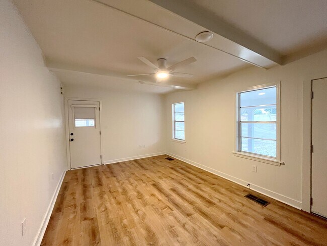 Building Photo - 4 Bed/2 Bath Home in Pearl