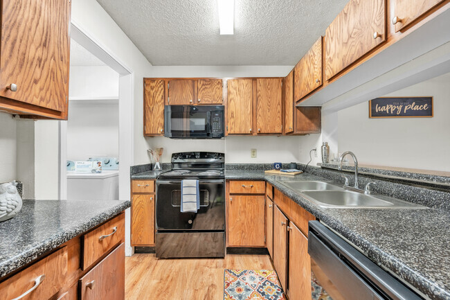 1 BR, 1 BA, 718 SF. - Kitchen - Chasewood Apartments