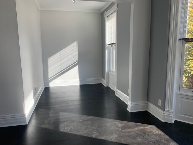 Building Photo - 208 W Willow St