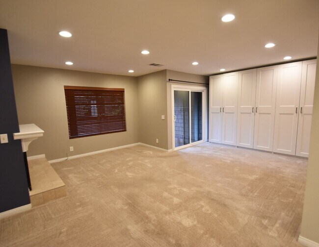 Building Photo - Spacious Fullerton Condo Near Craig Park