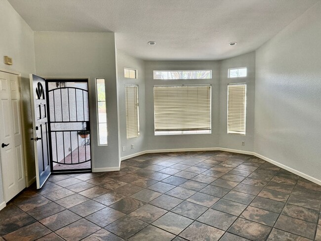 Building Photo - Nice Single Story Home