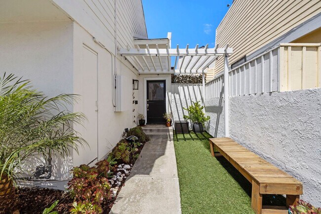 Building Photo - 32971 Avenida Del Rosal