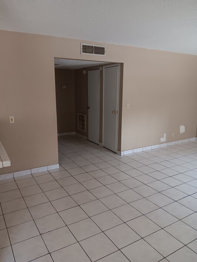 Foto del edificio - 2304 Saturn Ave