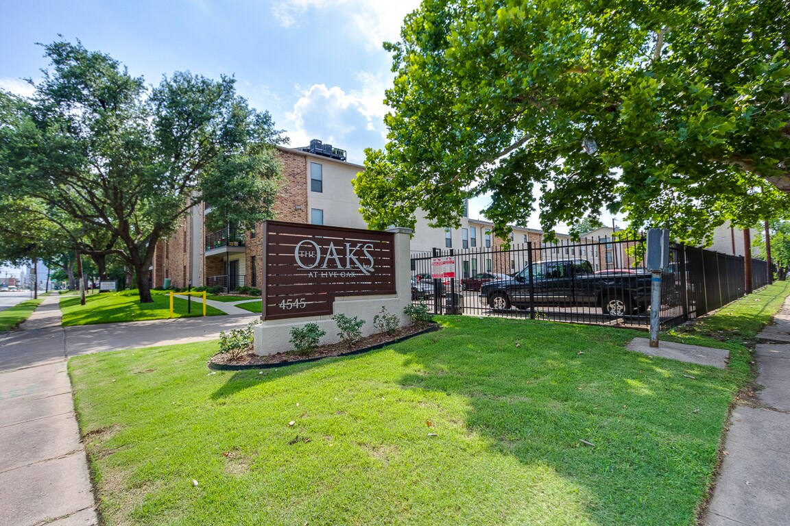 The Oaks Apartments in Dallas, TX