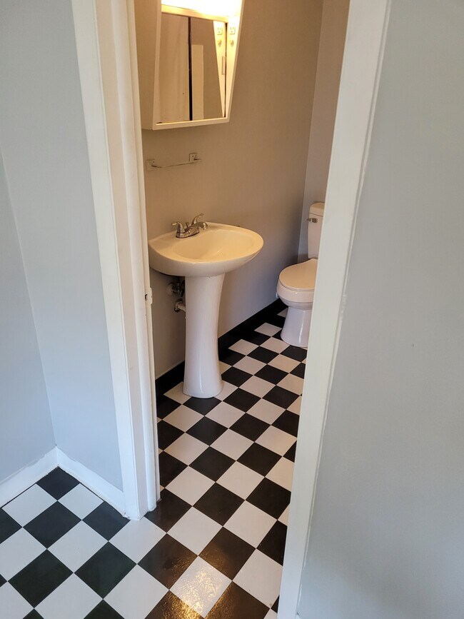 Baño completo junto al dormitorio - 358 E Duncan St