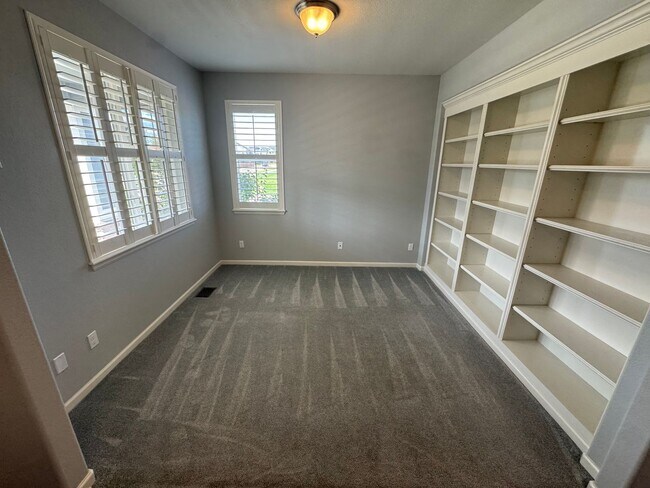 Building Photo - Beautiful spacious home in a lovely quiet ...