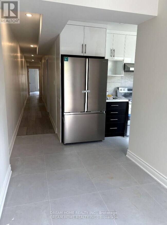 Photo du bâtiment - 643-643 Bathurst St