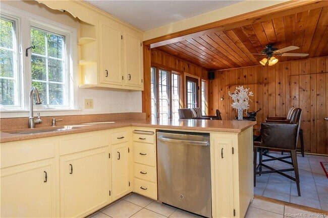 Building Photo - 399 Bushy Hill Rd