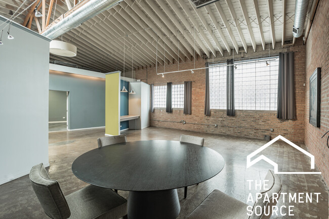 Building Photo - 2015 S Racine Ave