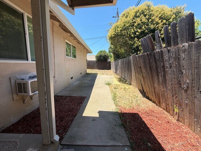 Foto del edificio - Updated 2 bedroom duplex near hospital