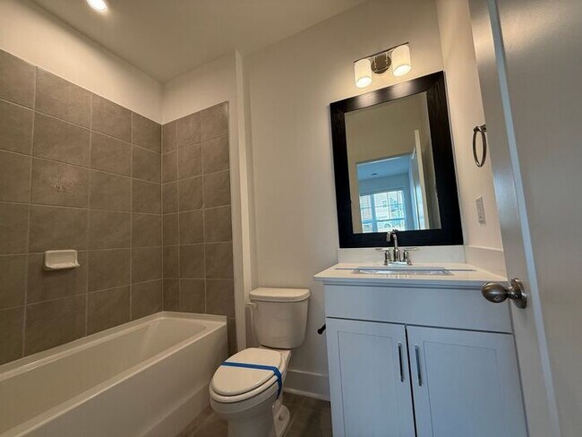 Foto del edificio - 3BR/3.5BA 3-Story Townhome w/ Quartz + W/D in Decatur