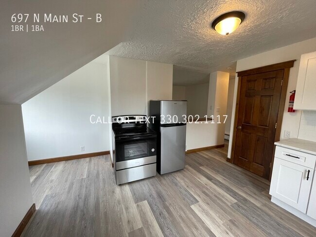Building Photo - One bedroom one bathroom second level apar...