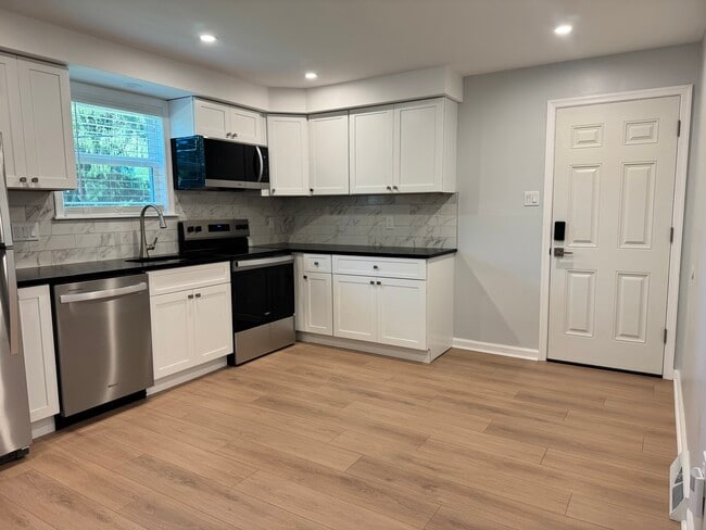 Kitchen alt view - 536 Kalmia St