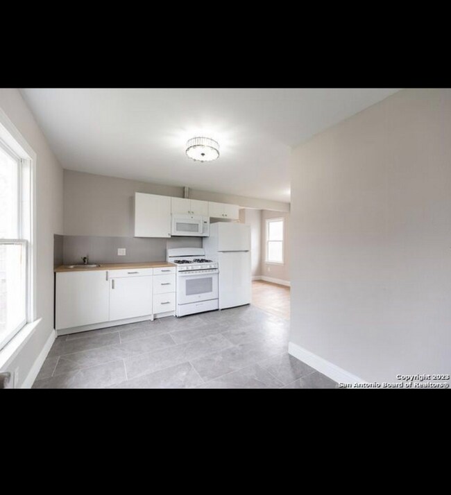 Foto del edificio - 1039 Aganier Ave