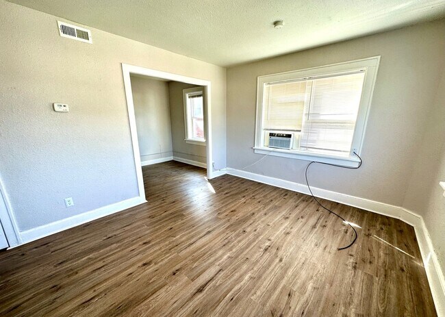 Building Photo - Pet Friendly - Completely Renovated 2nd Fl...
