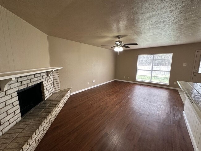 Foto del edificio - Charming Home With Large Back Yard!
