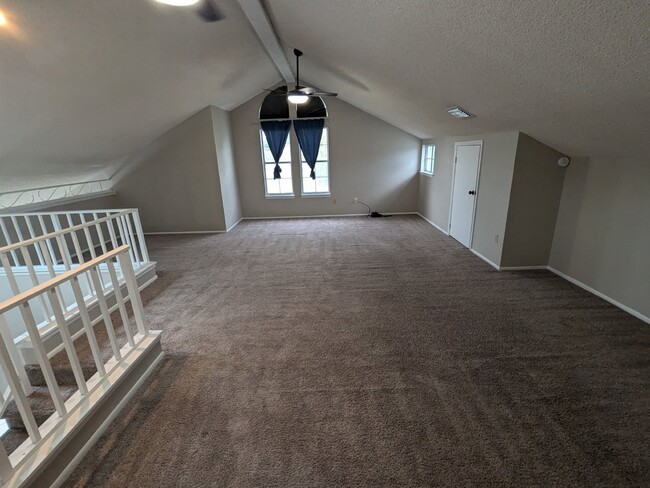 Building Photo - Spacious 3/2 PLUS loft and garage condo re...