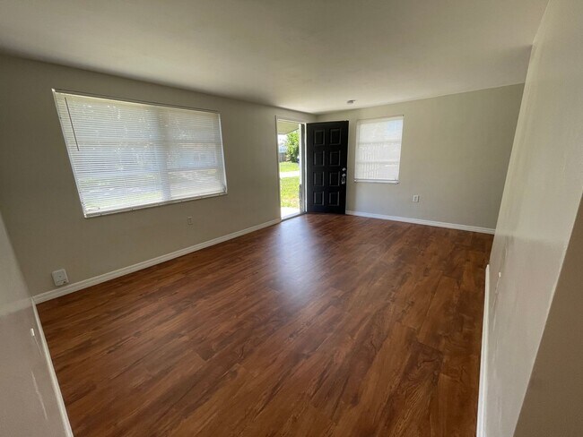 Building Photo - 2/1 - Available Now!