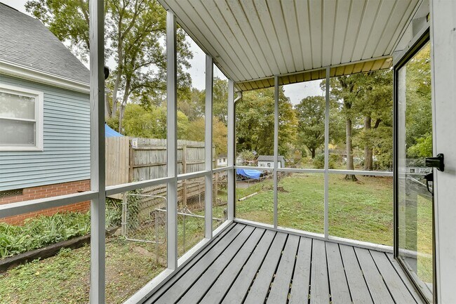 Building Photo - 1620 Logie Ave