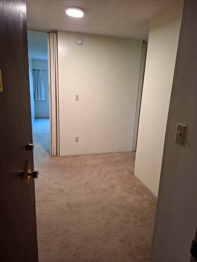 Photo du bâtiment - 1320 King Albert Ave