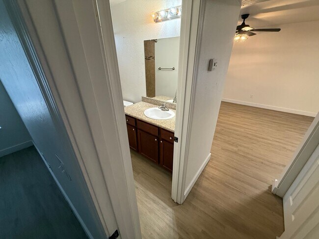 Building Photo - 1 bed 1 bath apartment!