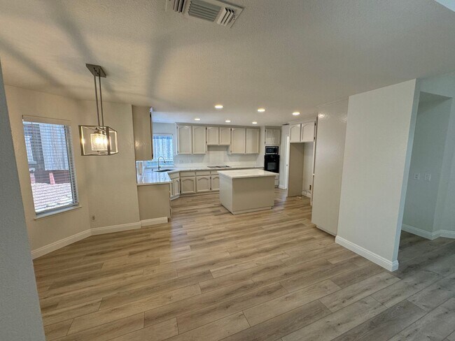Building Photo - 4 bedroom | 2 bathroom | Granite Bay singl...