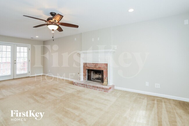 Foto del edificio - 205 Crown Oaks Ct