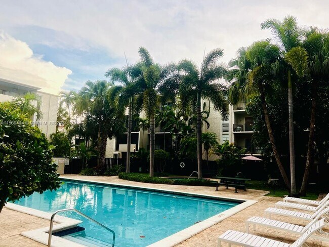 Foto del edificio - 6890 N Kendall Dr