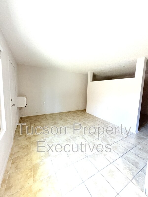 Building Photo - 3810 E Monte Vista Dr