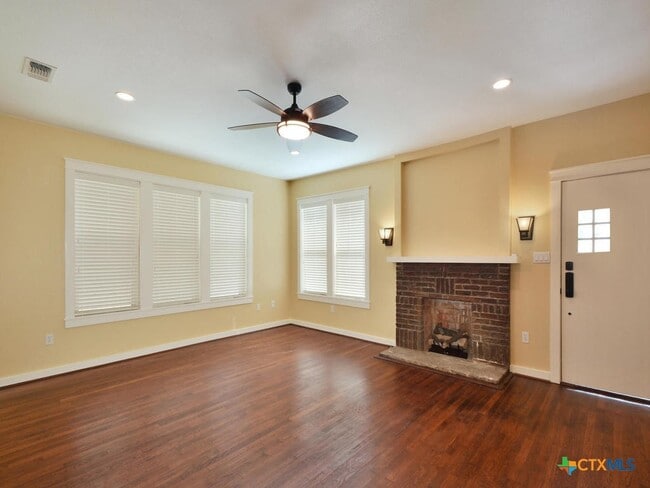 Building Photo - 112 S Cypress Ave