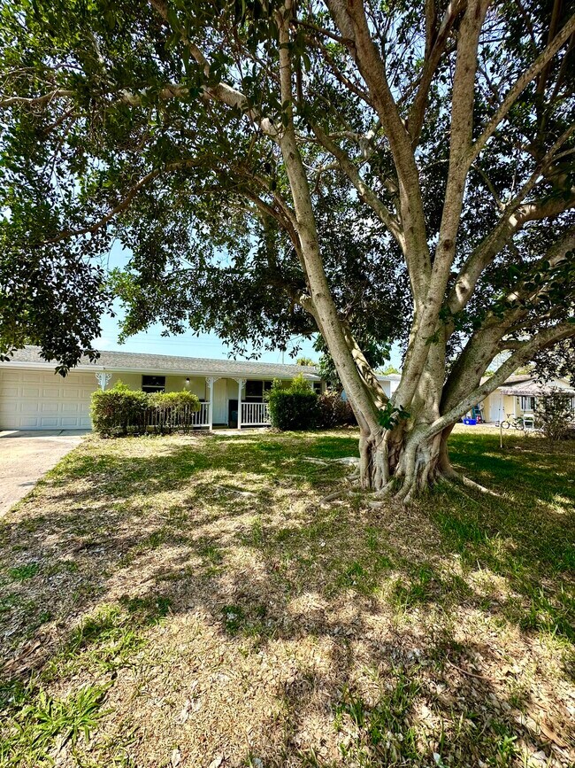 Building Photo - 1455 NE Silver Maple Way
