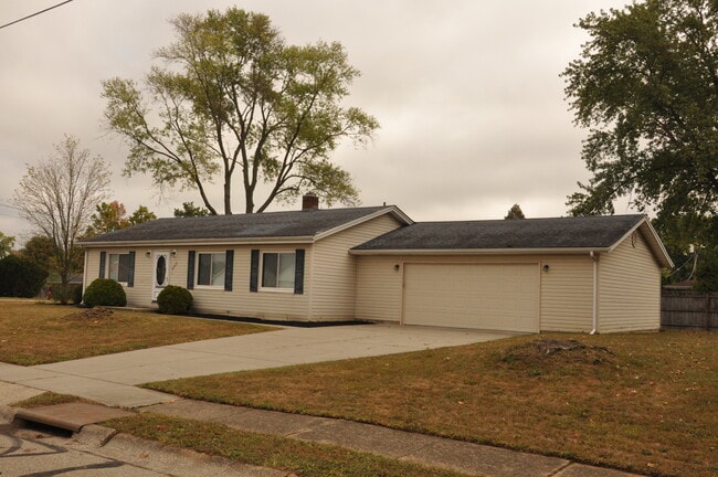 Building Photo - 900 Franora Dr