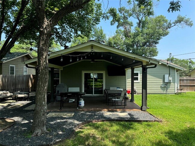 Foto del edificio - 5304 Basswood Ln