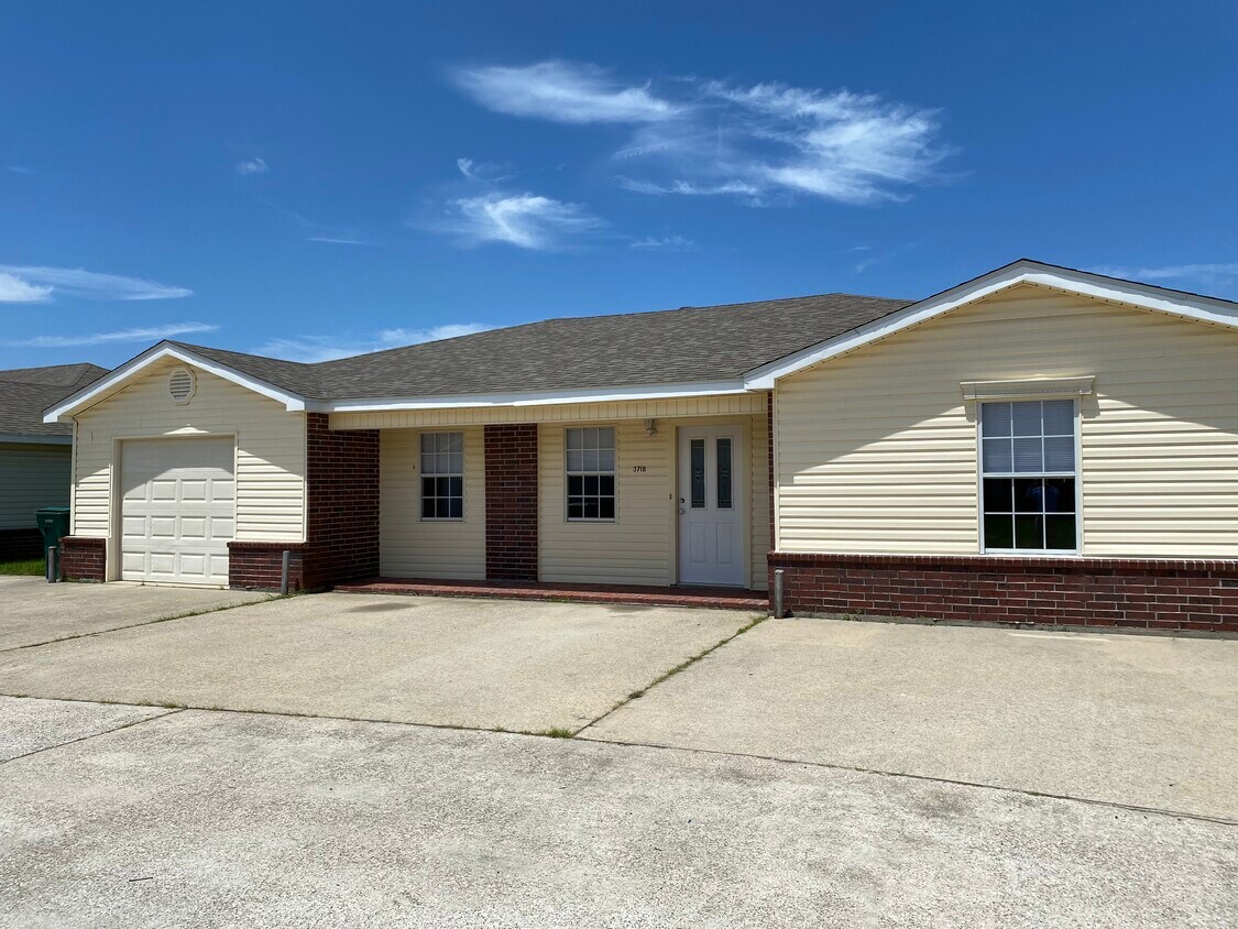 Primary Photo - 3718 Newcastle Dr