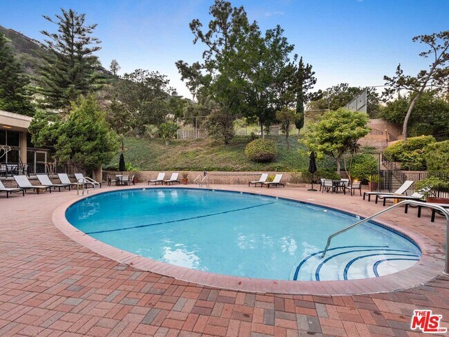 Building Photo - 6748 Hillpark Dr