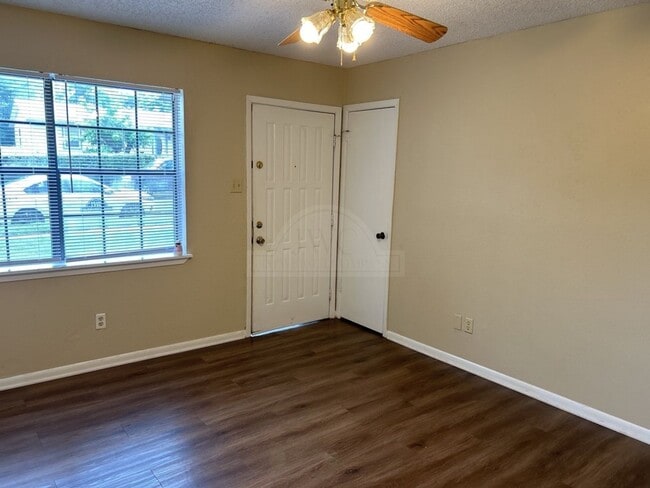 Foto del edificio - 821 Michelle Dr