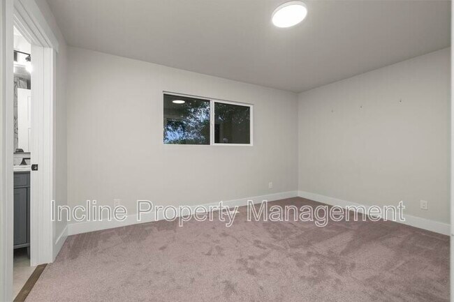 Foto del edificio - 450 Scenic Dr