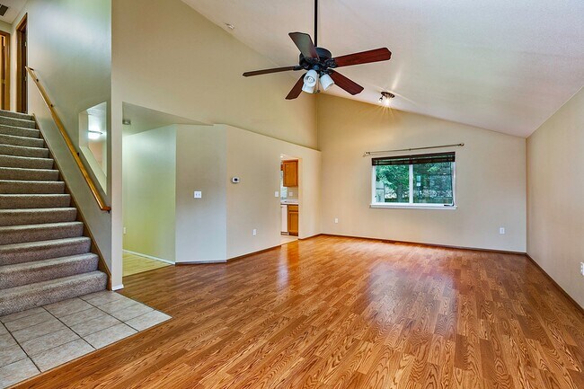 Foto del edificio - Shy 1/2 acre lot, Offers R/V Parking & 2 O...