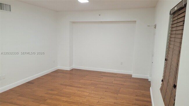 Foto del edificio - 8430 SW 8th St