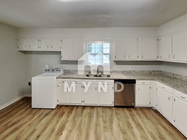 Building Photo - 1717 Collier Dr