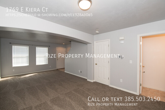 Building Photo - Spacious Holladay Townhome!